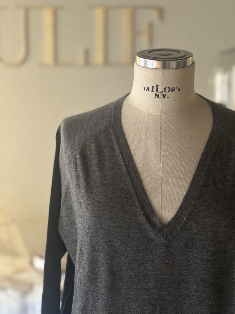 V-neck light cashmere shirt